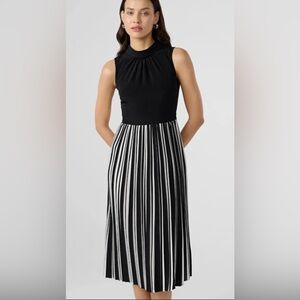Elegant Karl Lagerfeld Black and White Sleeveless CHEVRON PLEATED DRESS NWT! 🌹